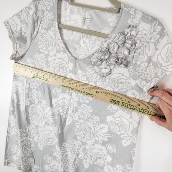 Garnet Hill NEW Grey‎ White Rose Floral Short Sleeve Tee Rosette Embellishment S - Picture 7 of 8